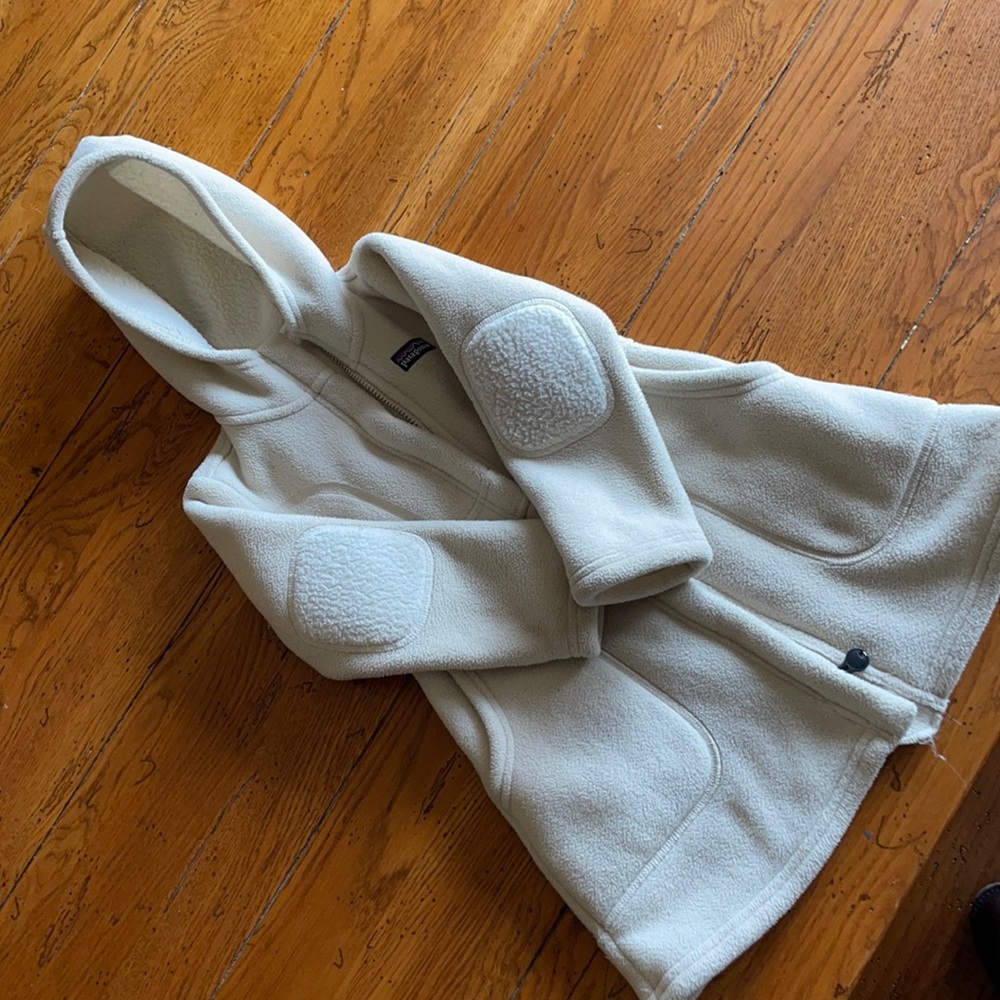 Patagonia long fleece coat. Full zip and hood. Size xxs (3-4)